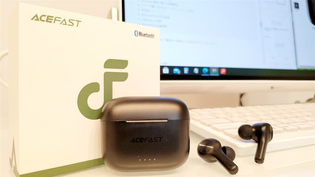 ACEFAST T1とパソコンデスク