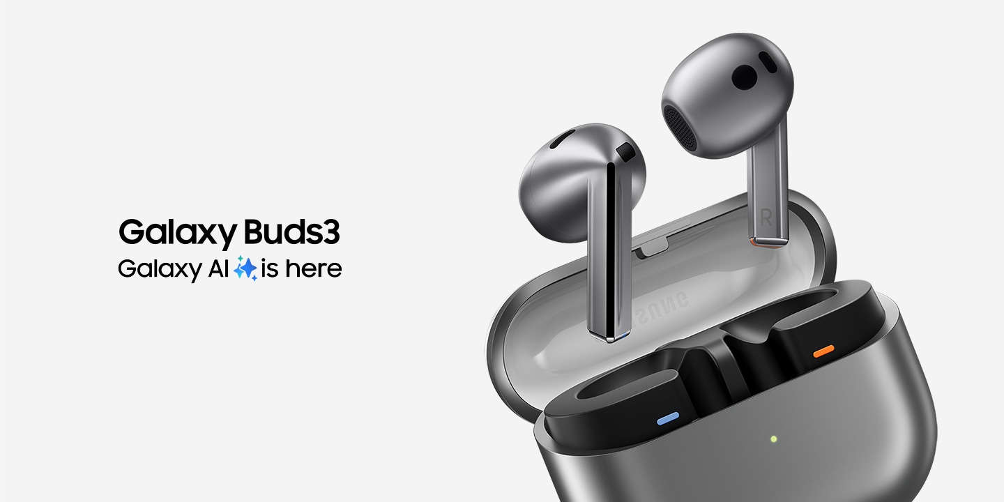 シルバーのGalaxy Buds3のイヤホンセットが、左に傾いている開いたケースの上に浮かんでいる。Galaxy Buds3のテキスト。Galaxy AI is hereのテキストの「AI」と「is」の間にGalaxy AIのアイコン。